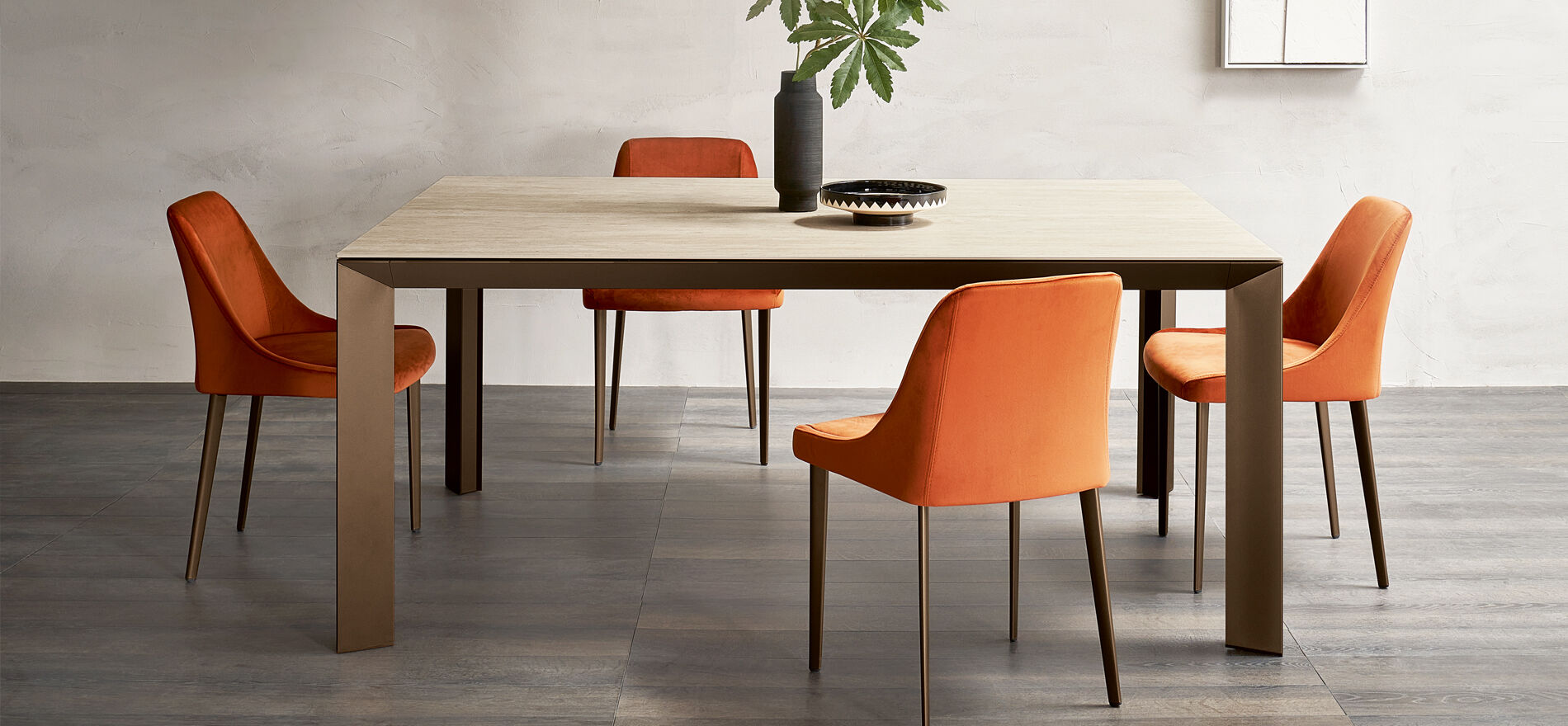 Come scegliere la sedia perfetta per la tua tavola: Una Guida per un Abbinamento Funzionale ed Elegante
